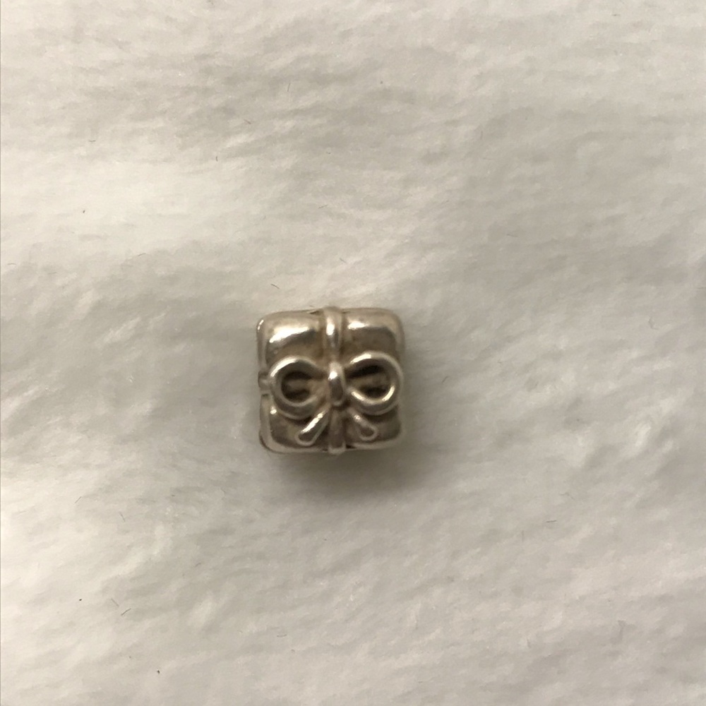 Pandora present charm